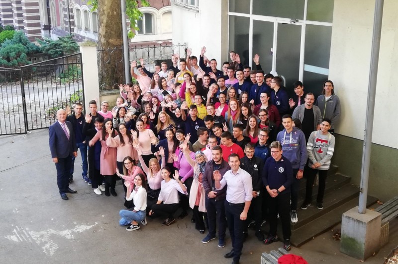 Učenici Gimnazije SSST obilježili mjesec borbe protiv raka dojke